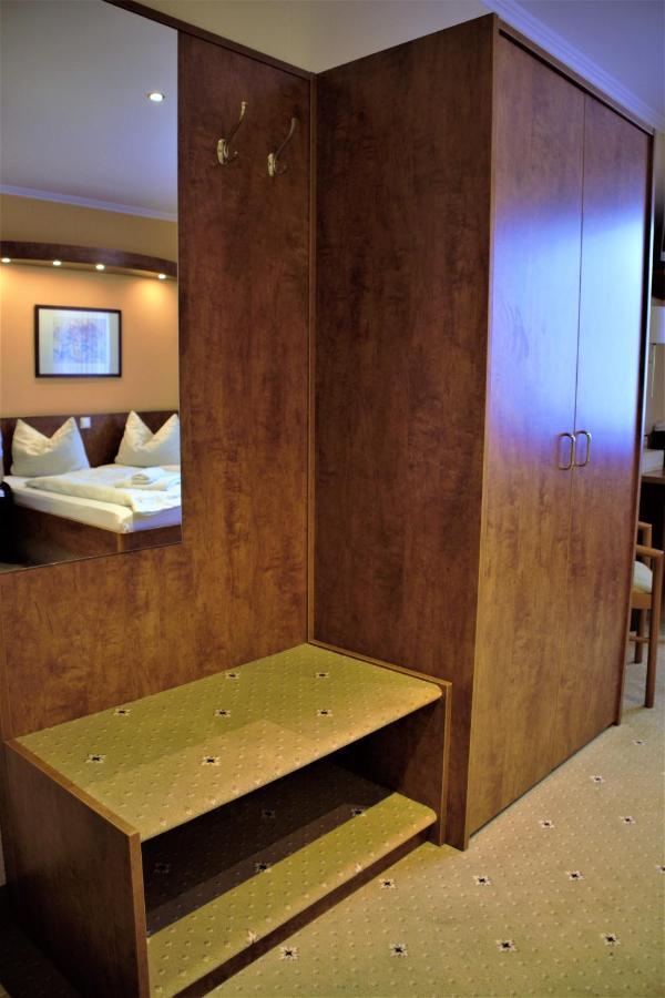 Hotel Am Bahnhof Вайльбург Экстерьер фото